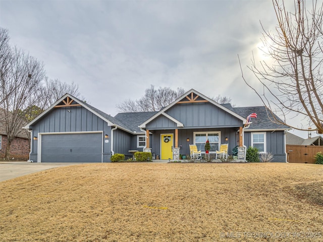 craftsman house featuring a front lawn and a garage