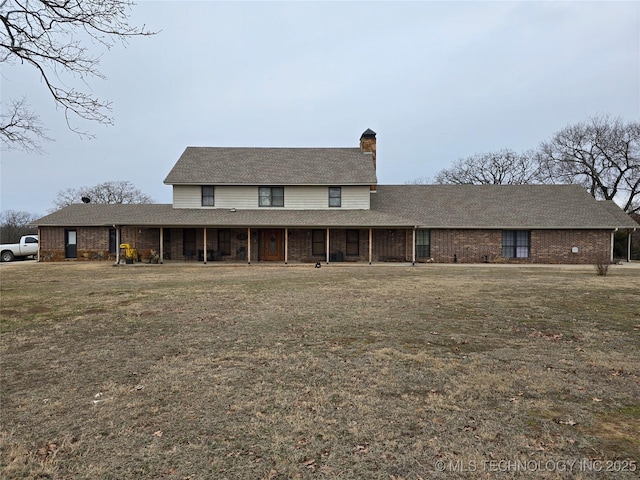 farmhouse-style home with a front yard