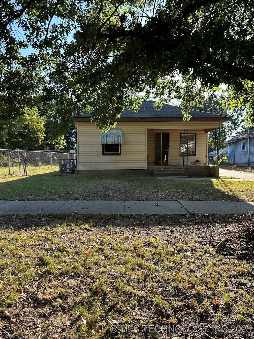 view of front of home featuring a front lawn and covered porch