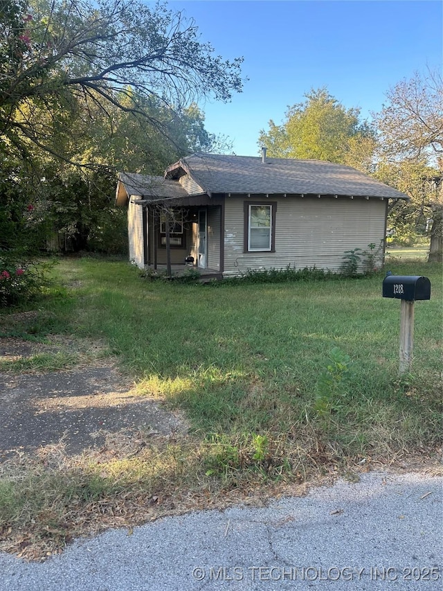 ranch-style home featuring a front lawn