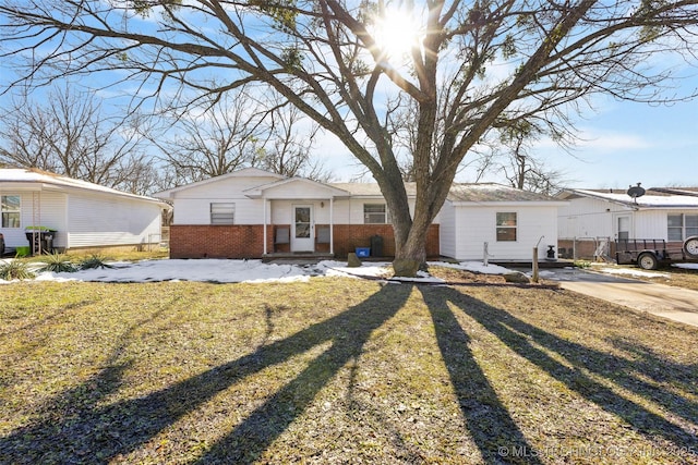 single story home with a front yard