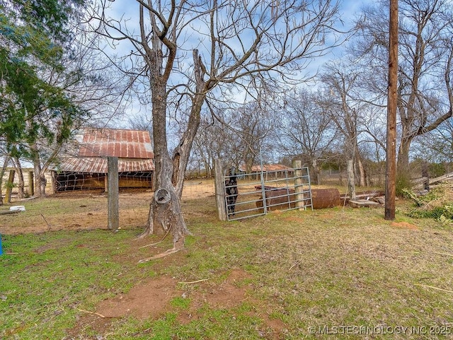 view of yard featuring an outdoor structure