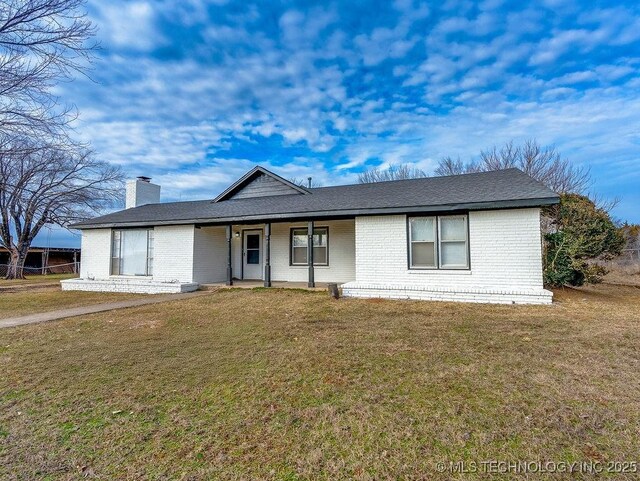 single story home featuring a front yard