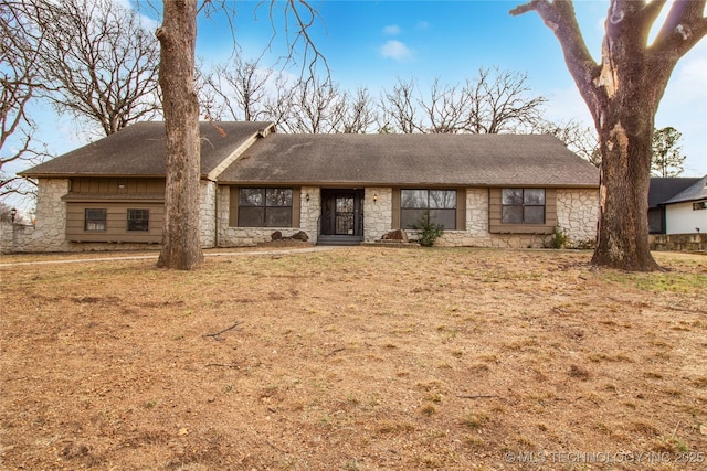 view of front of house with a front yard