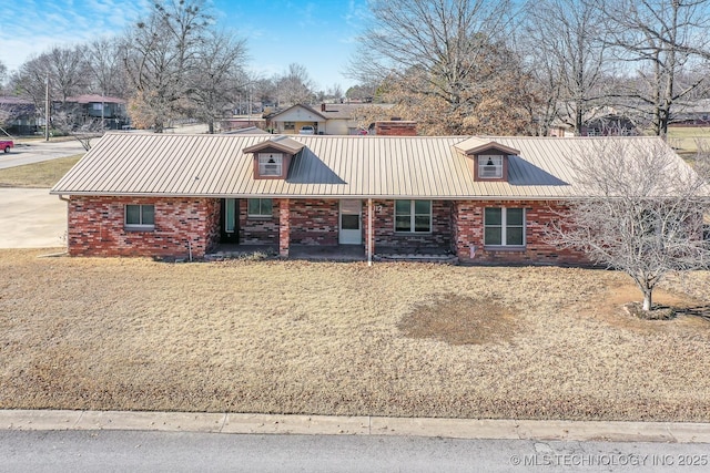 view of front of property featuring a front yard