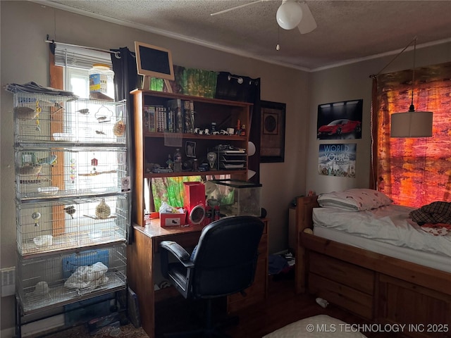 bedroom featuring ceiling fan and a textured ceiling