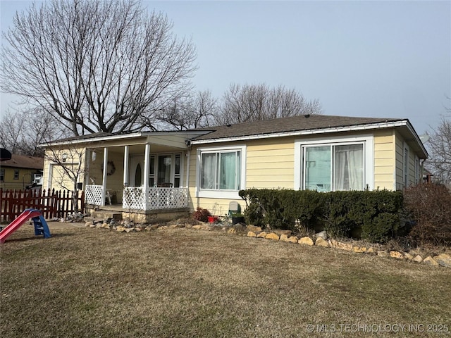 view of front of house with a front lawn