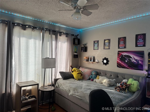 bedroom featuring ceiling fan and a textured ceiling