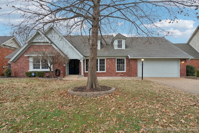 view of front facade featuring a front yard and a garage