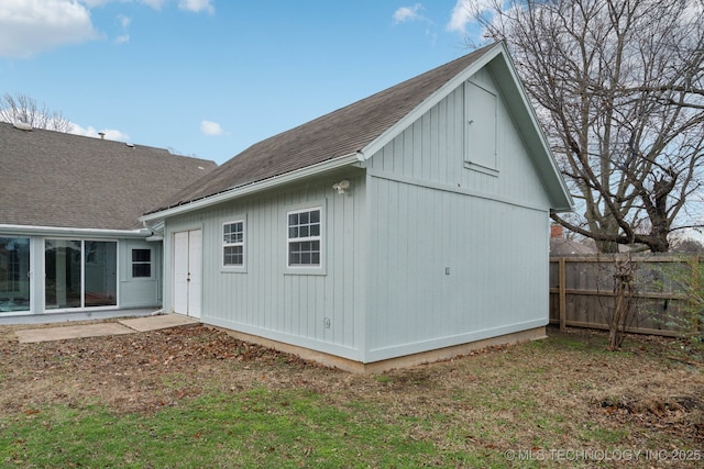 back of house featuring a yard