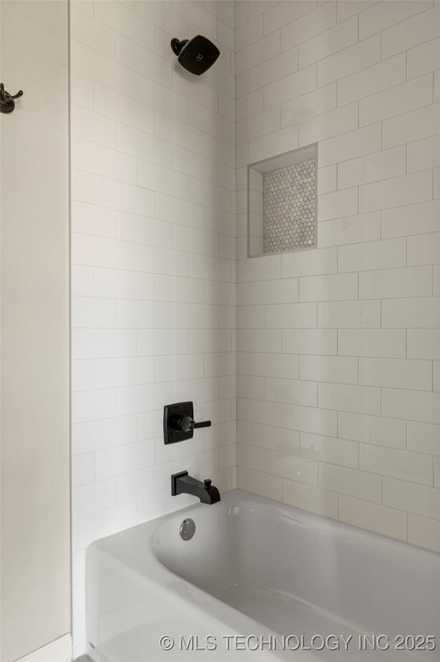 bathroom featuring tiled shower / bath