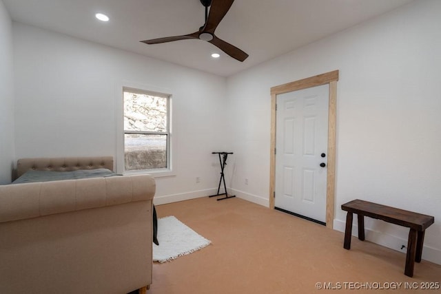 sitting room with ceiling fan