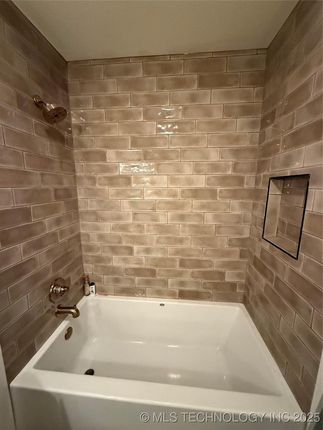 bathroom with tiled shower / bath