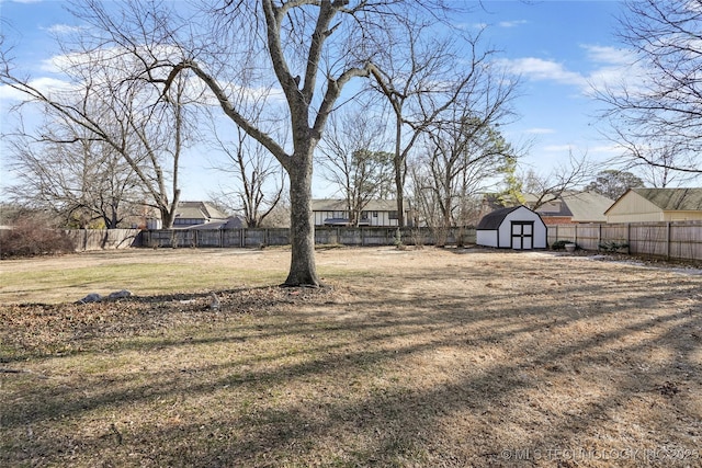 view of yard featuring a storage unit