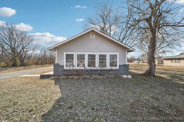 view of side of property featuring a yard