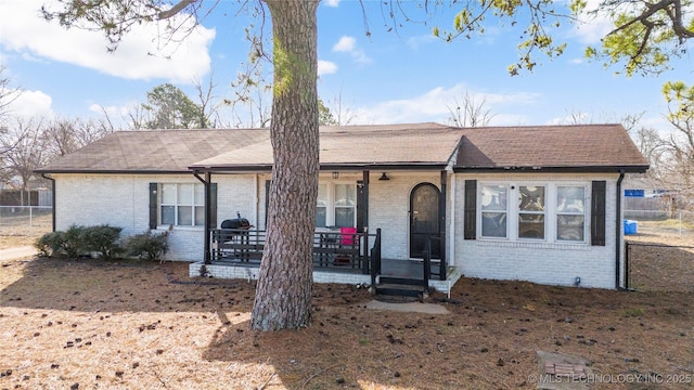 single story home with a porch