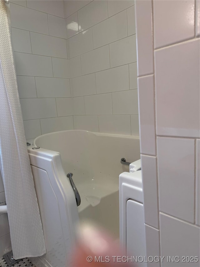 bathroom with shower / tub combo