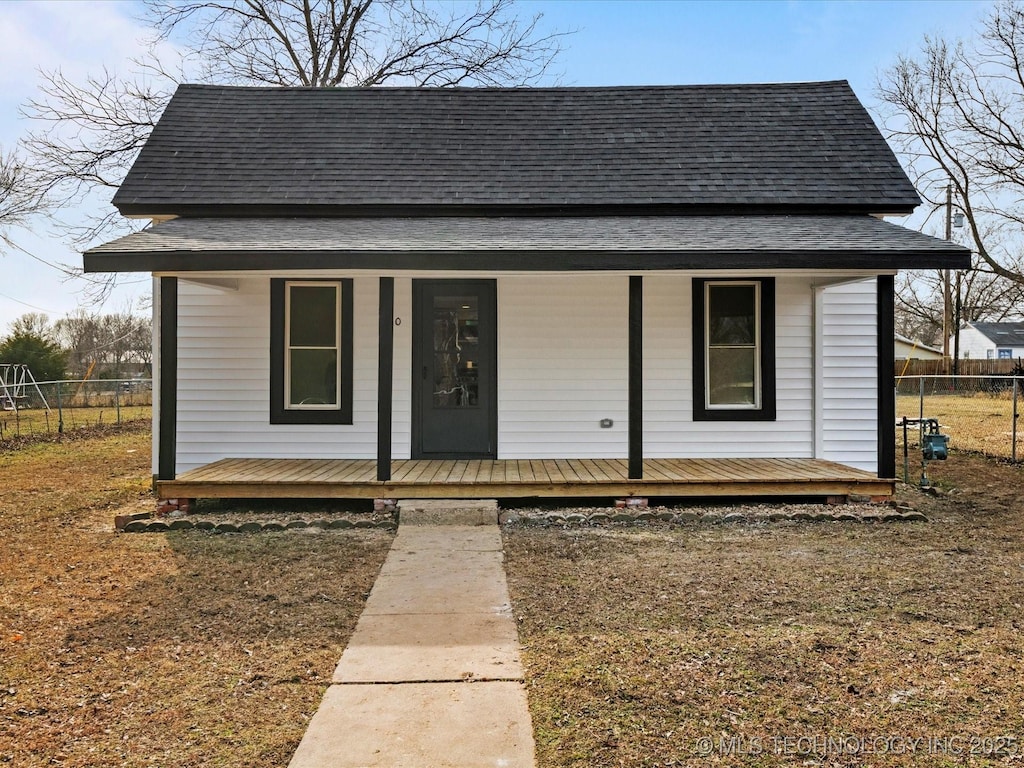 bungalow featuring covered porch