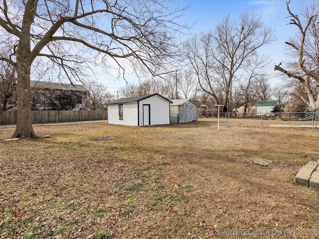 view of yard featuring a storage unit