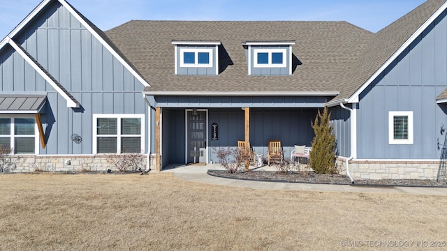 view of front facade with a front lawn and a porch