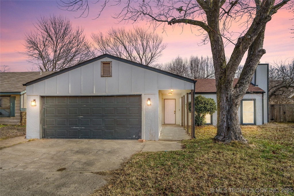 view of front facade featuring a garage and a yard