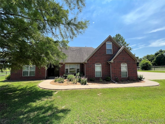 view of front facade featuring a front lawn