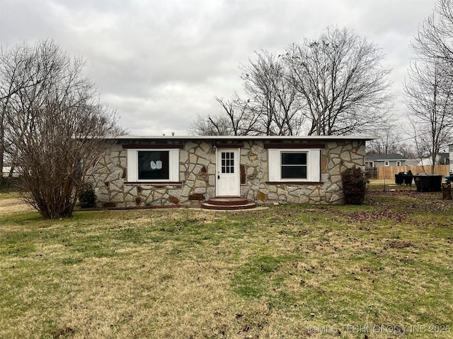 ranch-style home featuring a front lawn