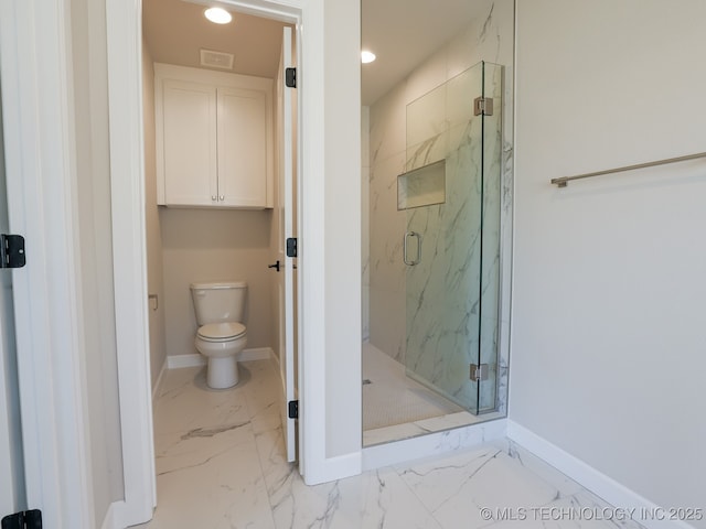 bathroom featuring toilet, a marble finish shower, marble finish floor, recessed lighting, and baseboards