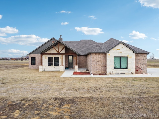 view of front of property with a front yard