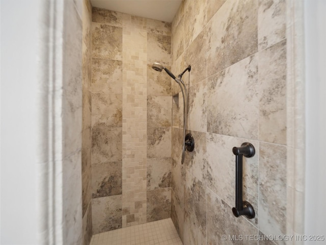 details featuring tiled shower