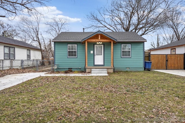 bungalow featuring a front yard