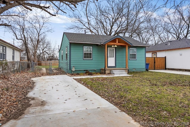 bungalow featuring a front lawn