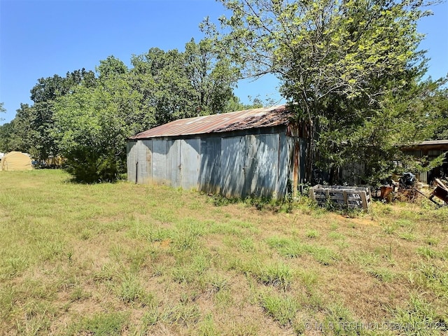 view of yard with an outdoor structure