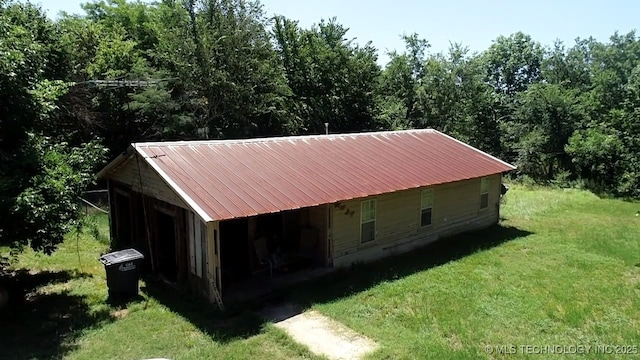 view of outdoor structure featuring a yard