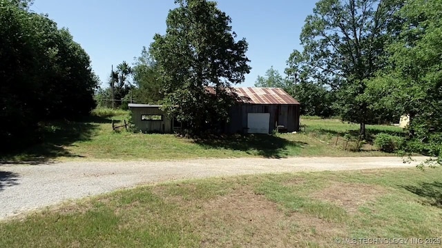 view of yard featuring an outbuilding