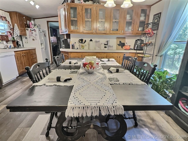 dining space with ornamental molding