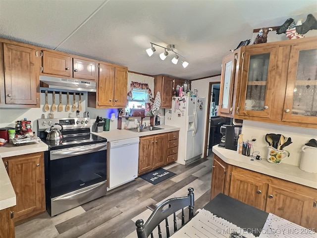 kitchen with sink, crown molding, white appliances, and dark hardwood / wood-style flooring