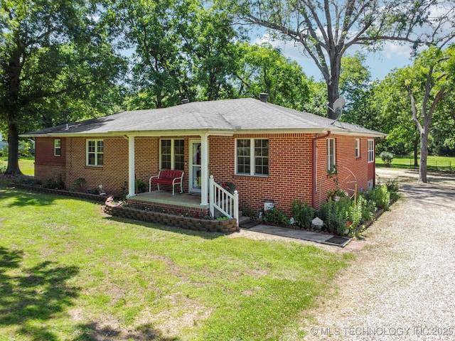 view of front of property featuring a front lawn