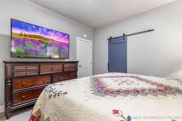 bedroom featuring a barn door