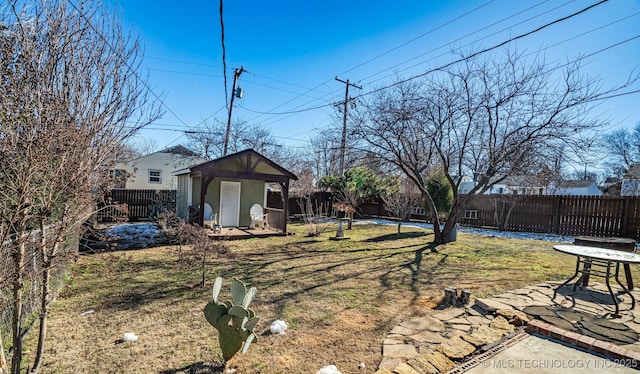 view of yard featuring a storage unit