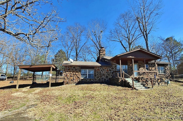 view of front of house with a porch, a front lawn, and a carport