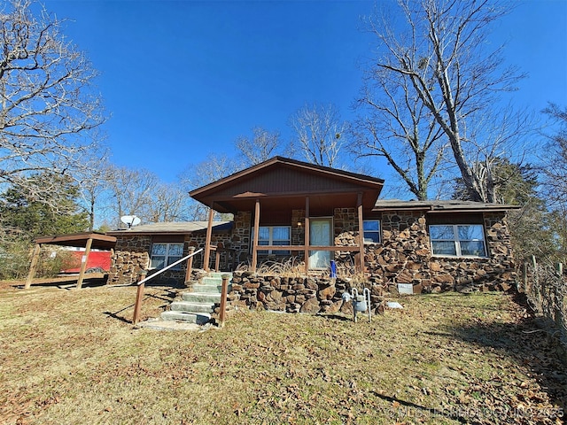 view of front of home featuring a front lawn