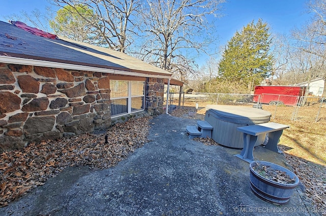 view of yard with a hot tub