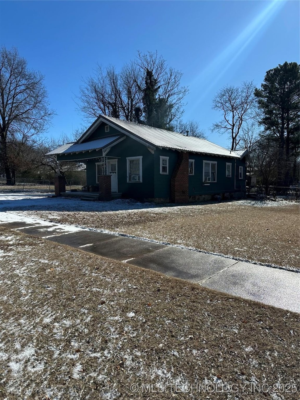 view of front of property featuring a carport