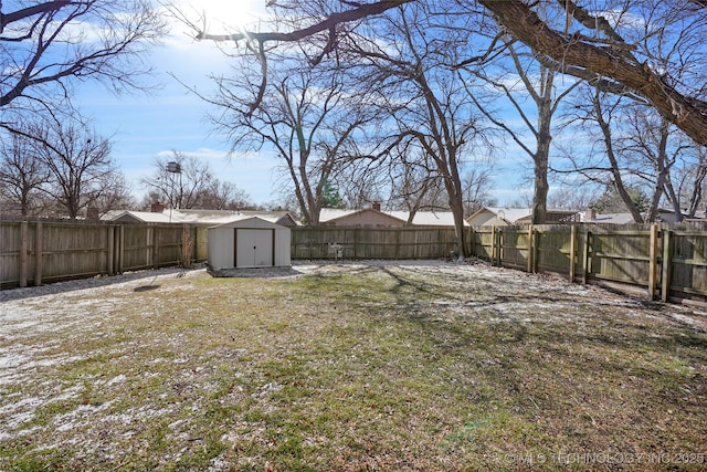 view of yard featuring a shed