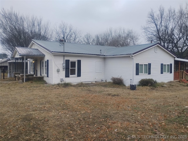 view of side of property featuring a lawn