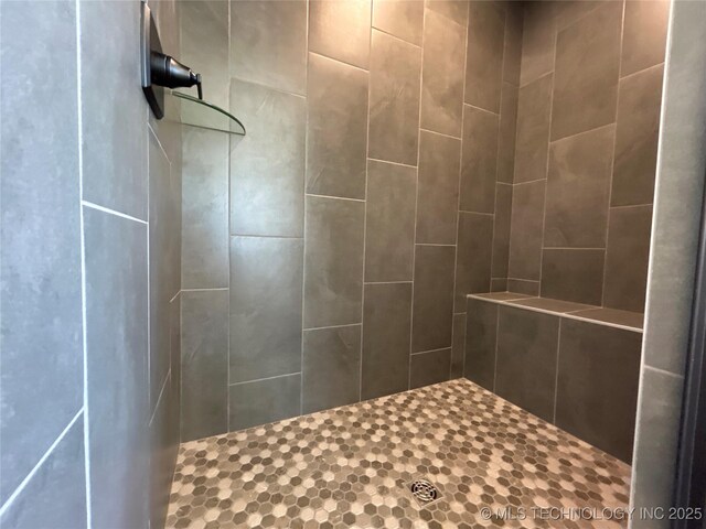 full bath with tiled shower