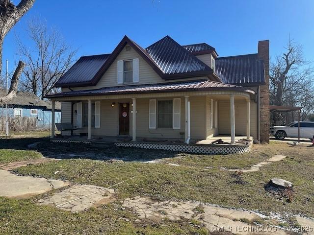 401 N Gulf St, Holdenville, OK 74848 - country-style home featuring covered porch and a front lawn
