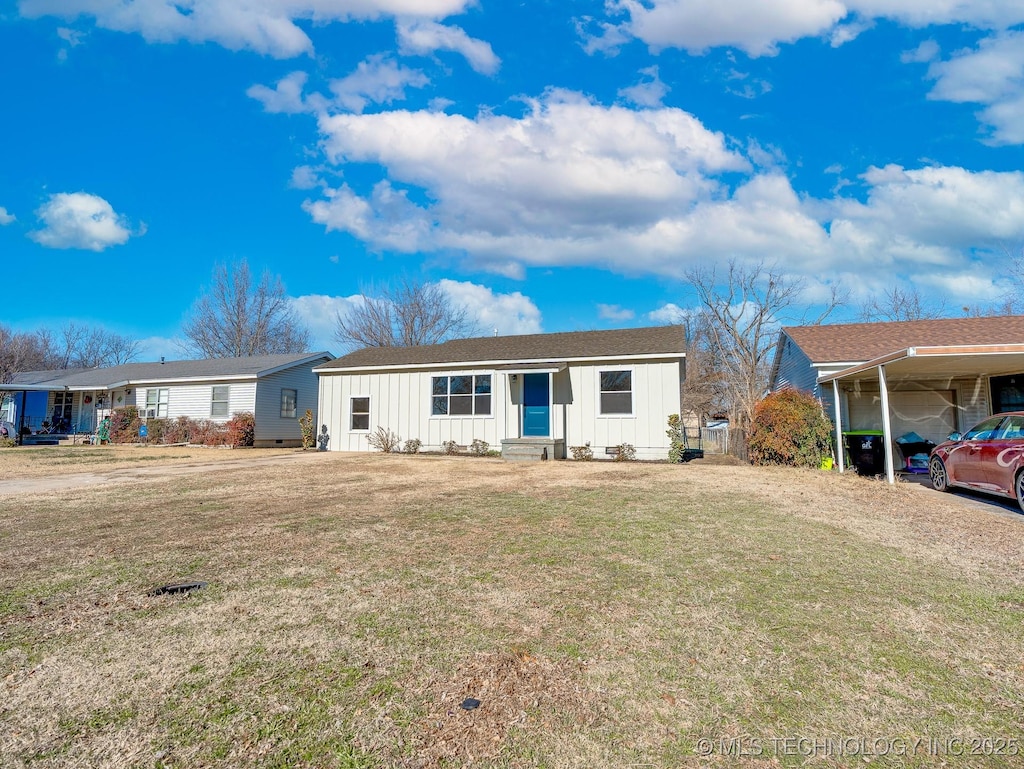 view of front facade featuring a front yard and a carport