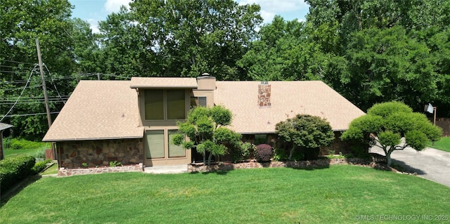 view of front facade featuring a front lawn